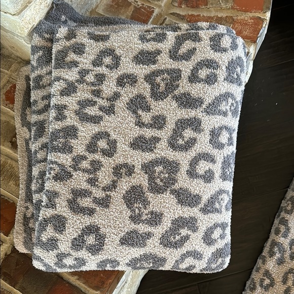 Barefoot Dreams Leopard Print pet bed and throw - Picture 3 of 4